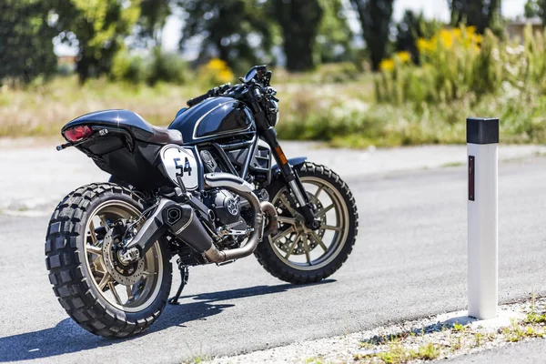 Maßgeschneiderte Scrambler-Stil Café Racer auf der Straße stehen — Stockfoto