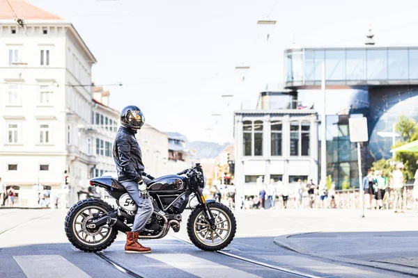 Cool aussehende Motorrad-Fahrer auf maßgeschneiderten Scrambler-Stil Café Racer — Stockfoto
