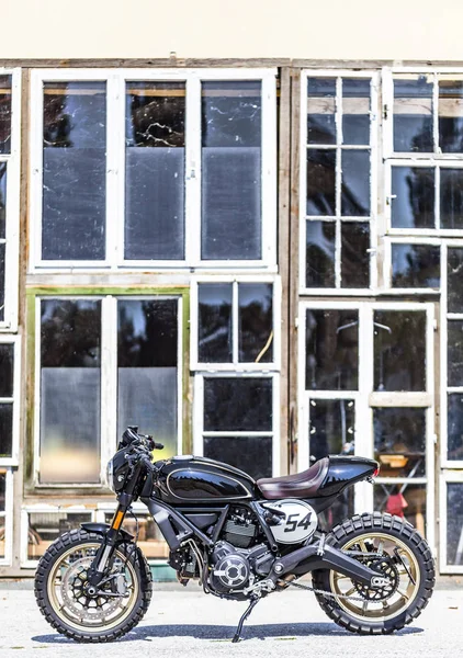 Maßgeschneiderte Scrambler-Stil Café Racer mit Stand vor — Stockfoto