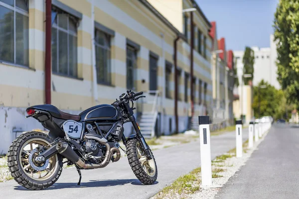 Corredor de café estilo scrambler hecho a medida de pie en la carretera —  Fotos de Stock