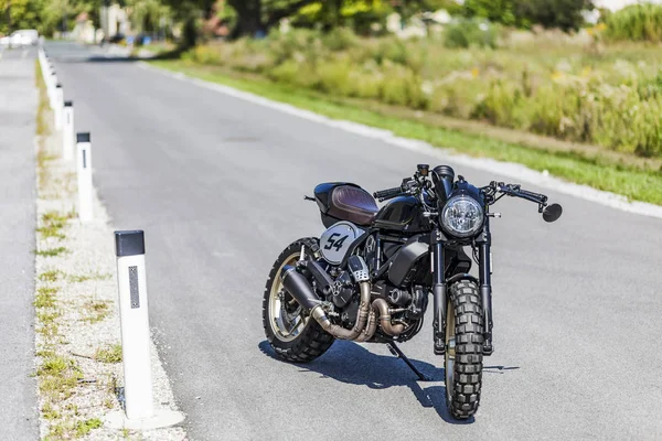 Custom made scrambler style cafe racer standing on road — Stock Photo, Image