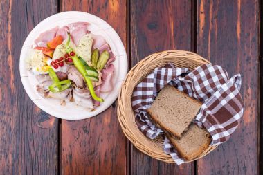 Geleneksel Brettljausn ekmek ve soğuk kesim üzerinde bir sürü woo