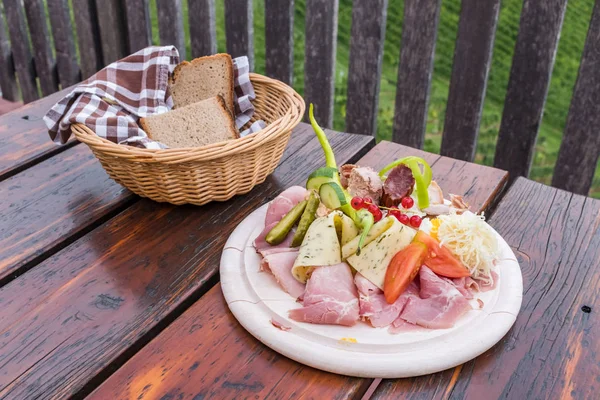 빵과 콜드 컷에 많은 전통적인 Brettljausn 우 — 스톡 사진