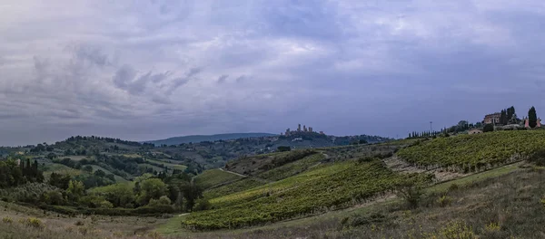 Piękne wzgórza z winnicami w Toskanii z miasta San Gimignan — Zdjęcie stockowe