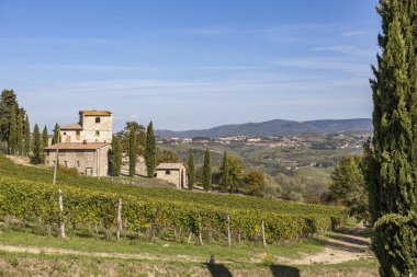 Eski taş ev Chianti Toskana üzüm bağları ile bir tepe üzerinde