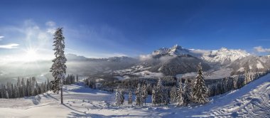 Skiresort Werfenweng Tennen mou üzerinde dağ kulübede günbatımı