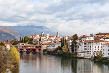 Bassano del Grappa nehir Brenta ve köprü Ponte Alpini
