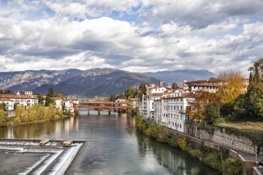 Bassano del Grappa nehir Brenta ve köprü Ponte Alpini