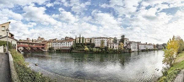 Bassano del Grappa s řekou Brenta a most Ponte Alpini — Stock fotografie