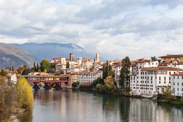 Bassano del Grappa nehir Brenta ve köprü Ponte Alpini