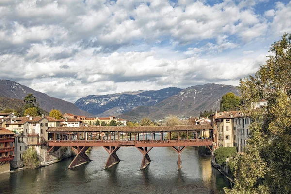 Bassano del Grappa nehir Brenta ve köprü Ponte Alpini