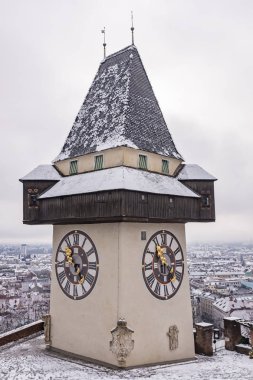 Tepede Schlossberg Graz karlı winterday Simgesel Yapı Uhrturm