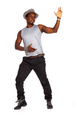 Brezilyalı adam poz ve serin giysi dans