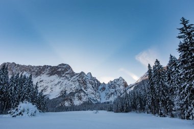 Mangart dağ gölü Fusine donmuş kar gizli görüldü