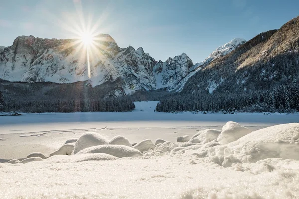 Cordillera Mangart vista desde el lago congelado cubierto de nieve Fusine — Foto de Stock