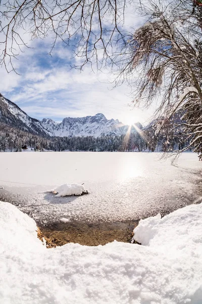 Gebergte Mangart gezien vanaf sneeuw covert bevroren meer Fusine — Stockfoto
