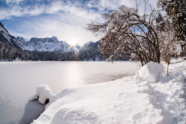 Cordillera Mangart vista desde el lago congelado cubierto de nieve Fusine — Foto de Stock