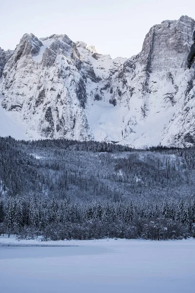 Mangart dağ gölü Fusine donmuş kar gizli görüldü — Stok fotoğraf