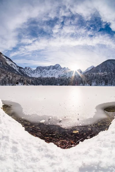 Cordillera Mangart vista desde el lago congelado cubierto de nieve Fusine —  Fotos de Stock