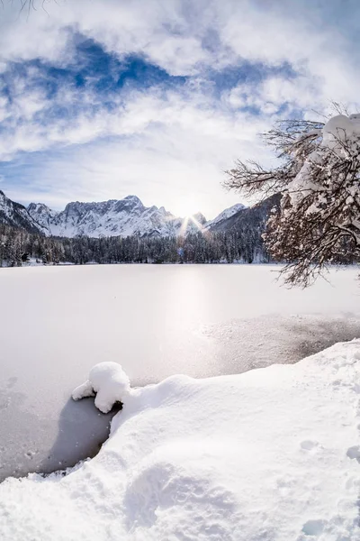 Cordillera Mangart vista desde el lago congelado cubierto de nieve Fusine — Foto de Stock