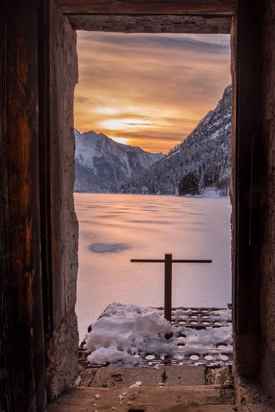 Vista Desde Pequeña Casa Hasta Lago Congelado Cubierto Nieve Predil — Foto de Stock