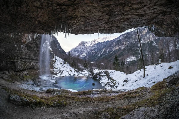 Vista Desde Cueva Hasta Cascada Goriuda Con Lago Turquesa Grifos — Foto de Stock