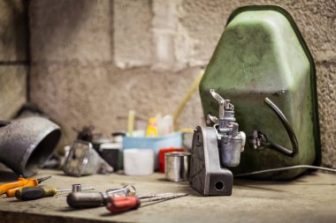 Karbüratör hava filtresi ve eski İtalyan scooter deposu ile