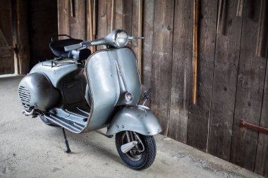 Barnfind eski, paslı, kullanılan İtalyan motosiklet scooter üzerinde ahşap wa