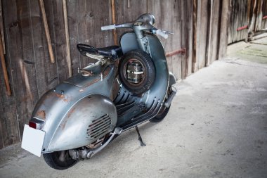 Barnfind eski, paslı, kullanılan İtalyan motosiklet scooter üzerinde ahşap wa