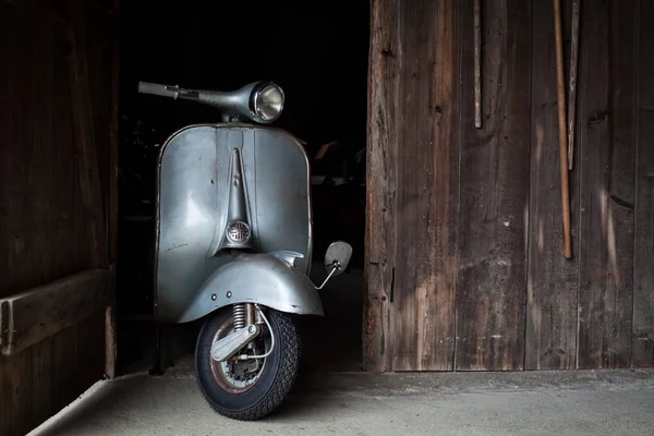 Scheunenfund alter, rostiger italienischer Motorroller in einer Hütte — Stockfoto