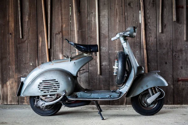 Barnfind viejo, oxidado, moto italiana usada scooter en wa de madera —  Fotos de Stock