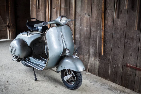 Scheunenfund alter, rostiger, gebrauchter italienischer Motorroller auf Holzboden — Stockfoto