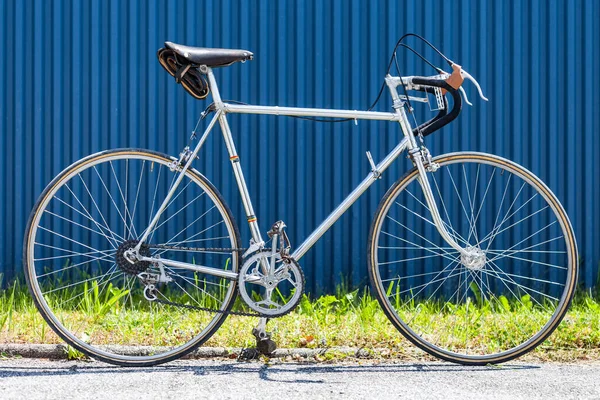 Bicicleta de carreras vintage de los años 60 con marco de acero cromado —  Fotos de Stock