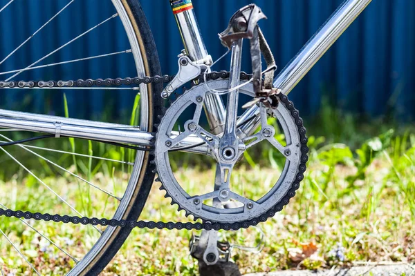 Anillo de cadena, cadena, desviador delantero, manivela, pedales en bicicleta de carreras vintage —  Fotos de Stock