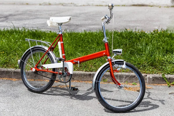 Vintage clásico 70s bicicleta plegable roja en perfectas condiciones —  Fotos de Stock