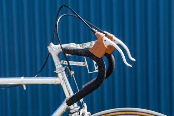 Manillares con cinta negra y palancas de freno de bicicleta de carreras de edad —  Fotos de Stock