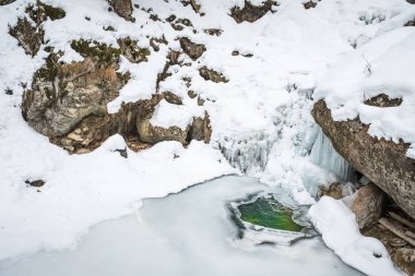Karla kaplı gorge Baerenschuetzklamm buzlu şelale kışın donmuş