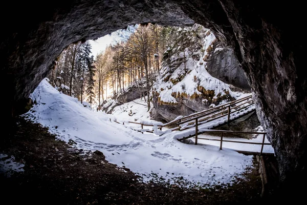 Vista desde la cueva hasta la garganta cubierta de nieve Baerenschuetzklamm con puente — Foto de Stock