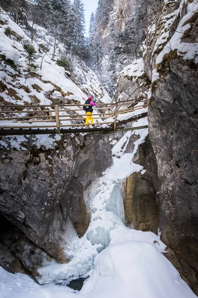 Junge Frauen beim Wandern durch die verschneite Baerenschüetzklamm mit — Stockfoto