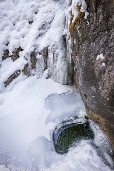 Cascada helada congelada en la garganta cubierta de nieve Baerenschuetzklamm en — Foto de Stock