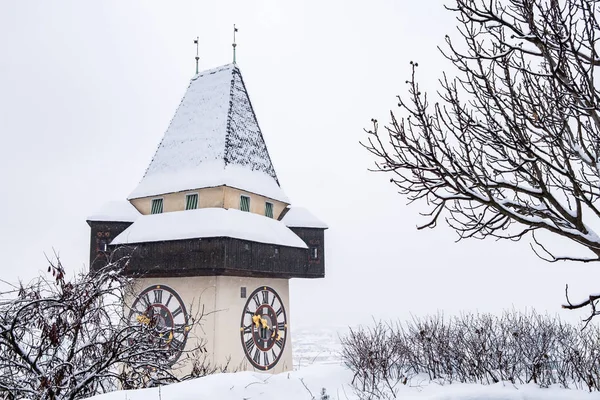 冬季でシュロスベルクにグラーツ市の Uhrturm 時計塔ランドマーク — ストック写真