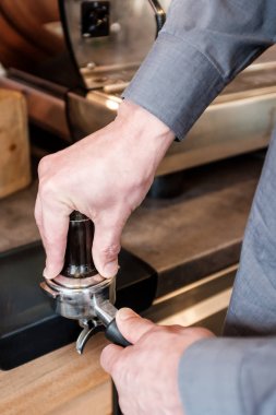 Dış müdahale ile kahve espresso yapmak için portafilter içinde tuşuna basarak Barista