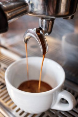 Espresso kahve makinesi portafilter beyaz fincan içine damlayan