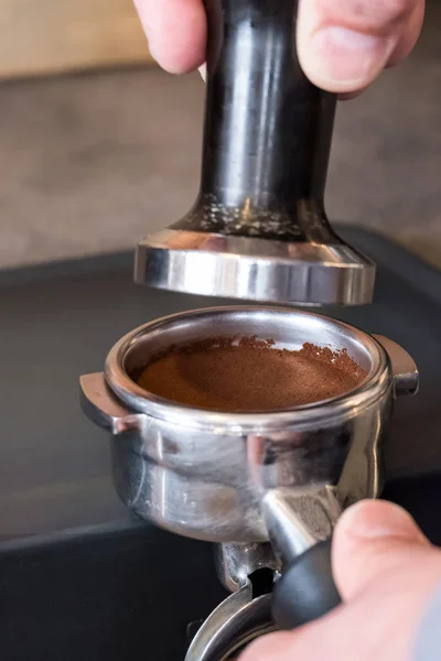 Portafilter 新鲜夯实咖啡的篡改, 使浓咖啡 — 图库照片