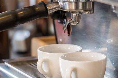 Espresso kahve makinesi portafilter beyaz fincan içine damlayan