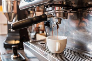 Espresso kahve makinesi portafilter beyaz fincan içine damlayan