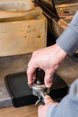 Dış müdahale ile kahve espresso yapmak için portafilter içinde tuşuna basarak Barista