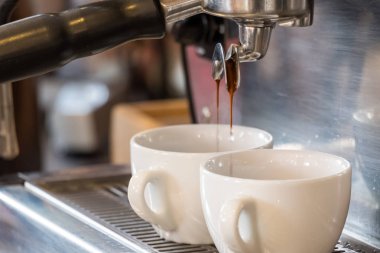 Espresso kahve makinesi portafilter beyaz fincan içine damlayan