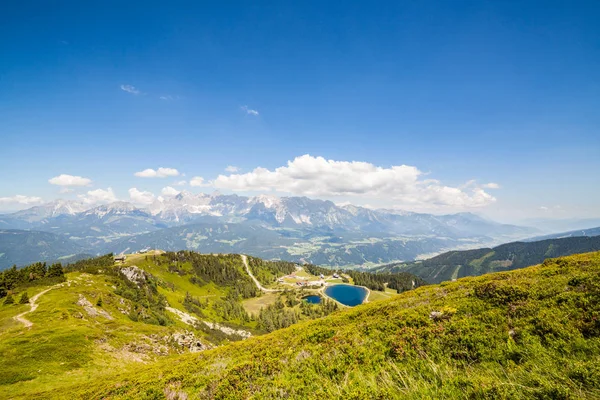 Uitzicht vanaf de berg Gasselhoehe naar meer en de verre bergen Dachstein — Stockfoto