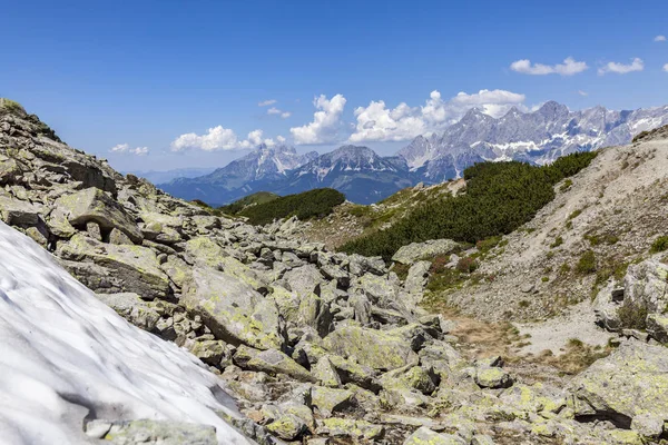 Vista desde la montaña Rippetegg con un poco de nieve a la lejana Dachstein — Foto de Stock